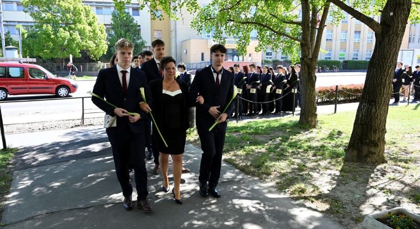 Ballagás: elbúcsúzott a mosonmagyaróvári Bolyai Technikum 106 végzőse – fotók, videó