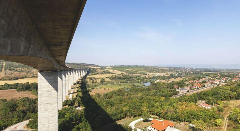 Halálugrás a hídról: mélybe vetette magát a férfi a Balatonnál