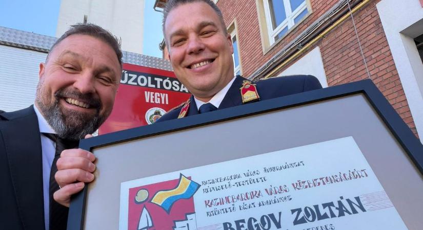 Elismerés a szolgálatért – kitüntették Begov Zoltán tűzoltó alezredest Kazincbarcikán