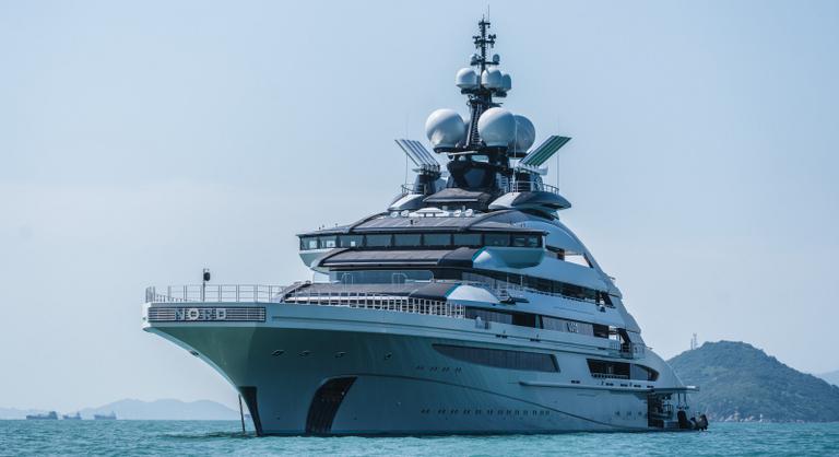 Putyin oligarchájának luxusjachtját óriási játszmával menekítették ki a Hormuzi-szoroson