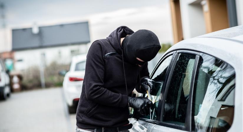 Autót kötött el egy 19 éves férfi Sopronban, majd a sínekre sodródott