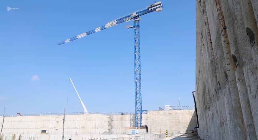 Elsőként egy 350 tonnás toronydaru érkezett meg a paksi atomerőmű bővítéséhez – videó