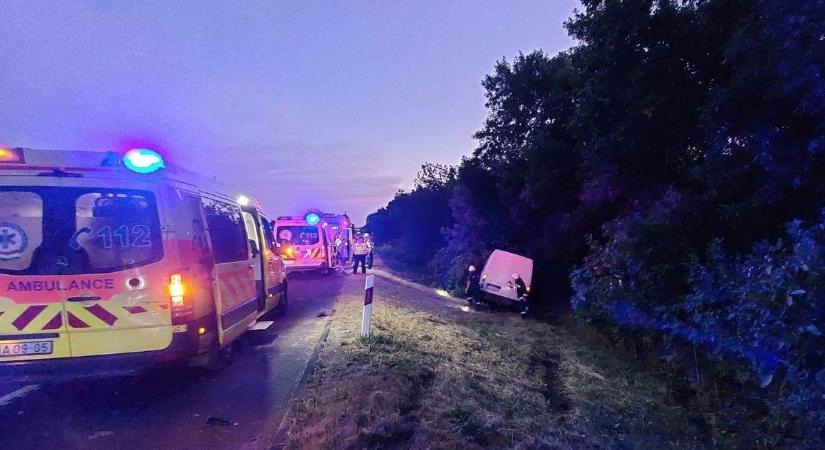 Most érkezett: Kirepült az autójából az M7-esen, de túlélte!