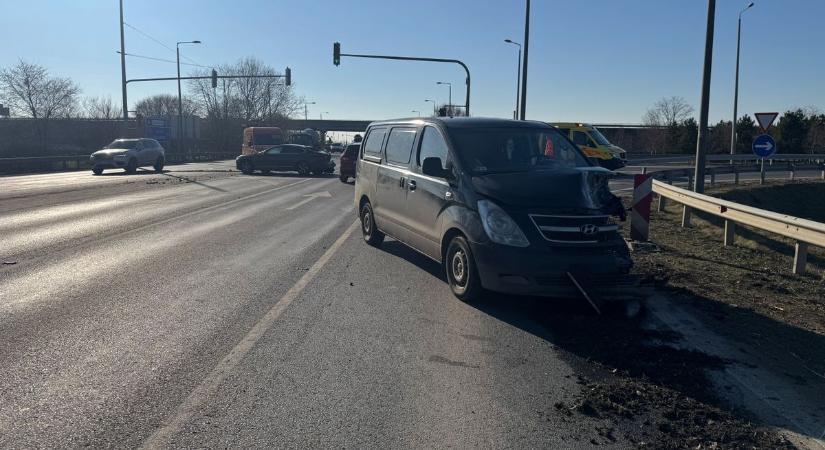 Nagy a baj: baleset a sztrádán, a sofőr kizuhant az autóból, a forgalmat is megállították