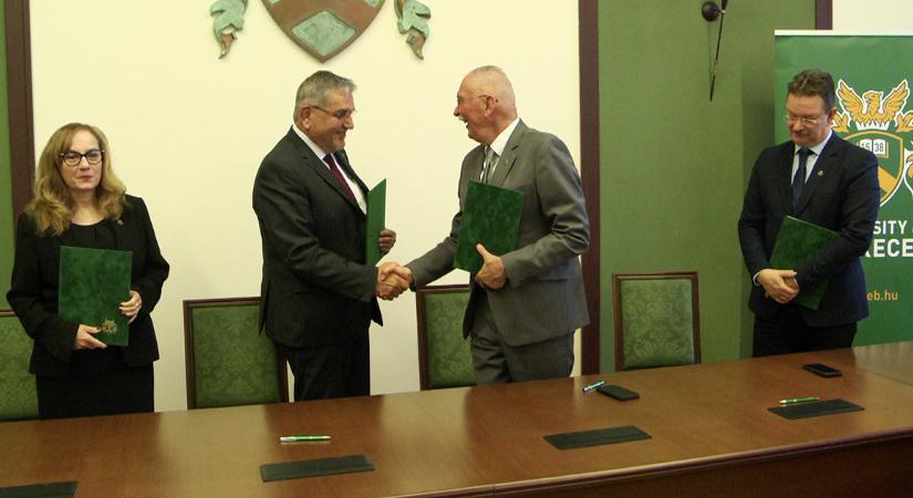 Együttműködést kötöttek Debrecenben a gyógyszeripar jövőjéért