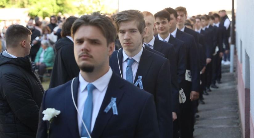 Sok-sok fotón mutatjuk a vasi ballagási ünnepségeket, elsőként a Gépipari végzősei búcsúztak