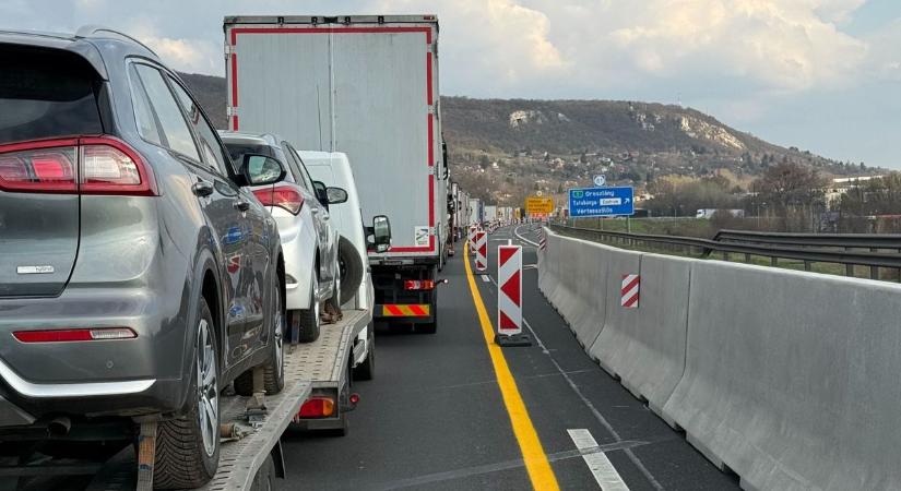 Teljesen elesett az M1-es autópálya, 15(!) kilométert is meghaladja a torlódás