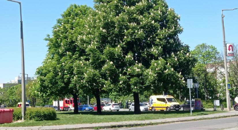 Újabb baleset Pécsen: mentők érkeztek a helyszínre