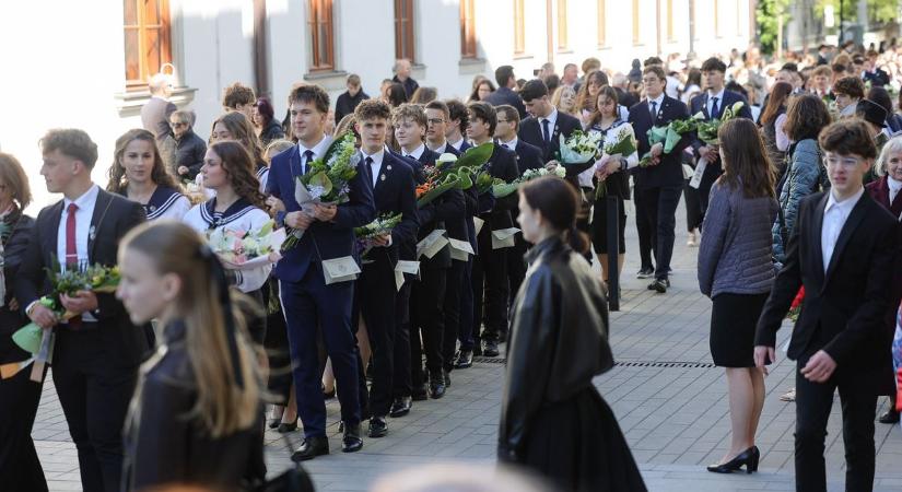 Gárdonyis diákok vonultak az egri belvárosban – búcsút intettek iskolájuknak  Fotók