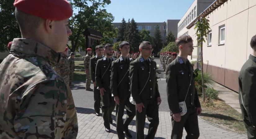 Búcsú az alma matertől: a debreceni honvéd középiskola diákjai is elballagtak csütörtökön – videóval