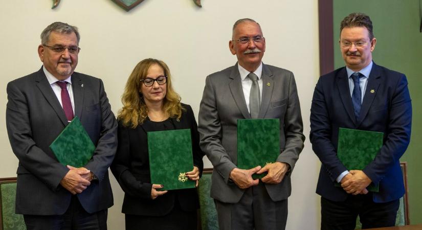 Újabb mérföldkőhöz érkezett a Debreceni Egyetem: górcső alatt a gyógyszeripar