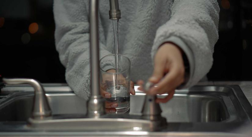 Javul a vízminőség Kézdivásárhelyen, de még nem múlt el teljesen a veszély