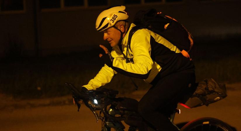 Célba ért a komáromi vasember, Szőnyi Ferenc teljesítette az 1750 kilométeres Magyar Kört