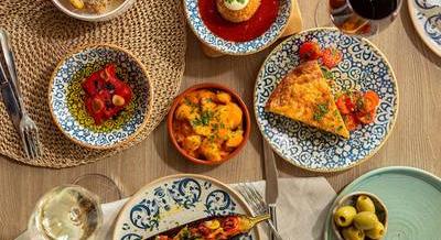 Mediterrán ízek, megosztós ételek, Duna-parti panoráma – Új menü a Tapas Finóban