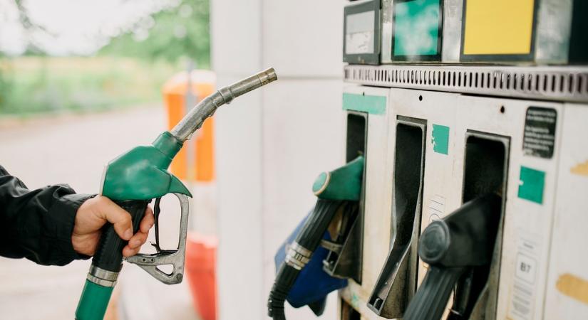 Egy másodperce érkezett! Május 1-től ennyivel emelkedik a benzin és a gázolaj ára