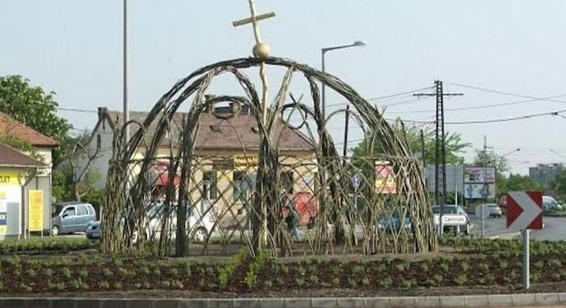 Eltűnik Maroshegy ikonikus jelképe – kivágják a fűzfavesszőkből álló koronát