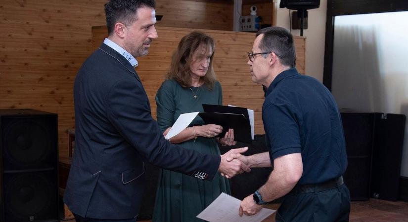 Rendőrök és tűzoltók kaptak elismerést: Bábolna legkiválóbbjait köszöntötték