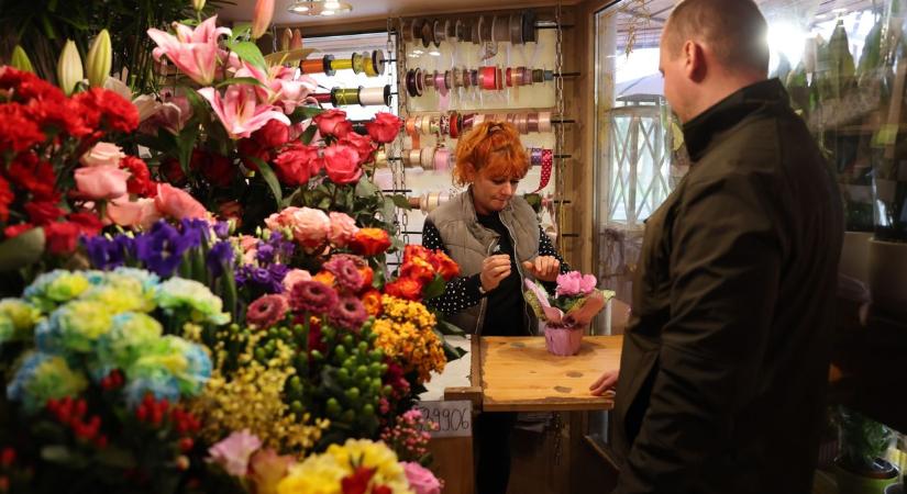 Az ókori rítusoktól a kaposvári virágültetésig anyák napján: íme a virágcsokrok és az árak