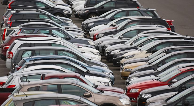 Hiába idősek, viszik őket mint a cukrot: ezek az autók a legnépszerűbbek idehaza