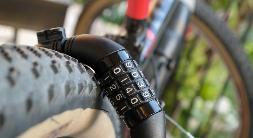 Biciklilopás az iskolában: fiatalkorú gyanúsítottakat kaptak el  fotó