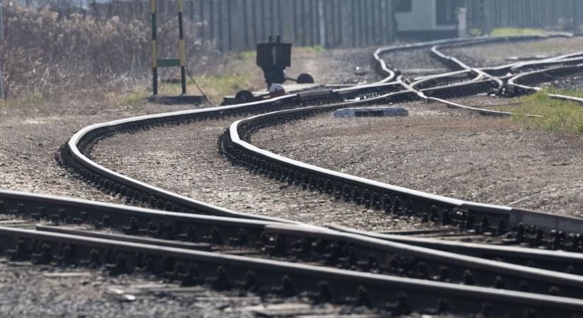 Ma is tragédia történt: embert gázolt a vonat a dunántúli szakaszon, 450 utasnak kell átszállnia