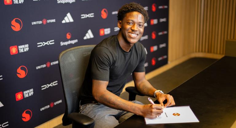 A Manchester United válogatott középpályása 2031-ig hosszabbított