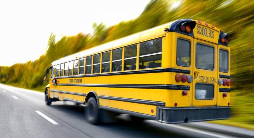 Elájult a száguldó iskolabusz sofőrje: így mentették meg a helyzetet a hős gyerekek