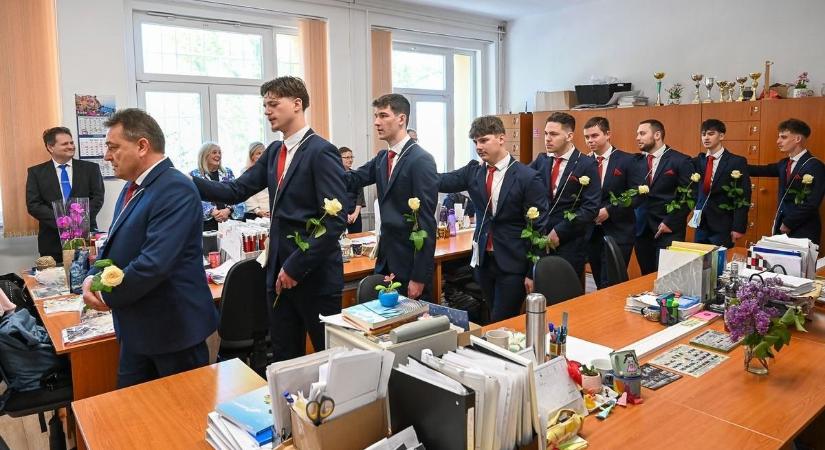 Búcsú a középiskolától: elballagtak a Savaria Technikum végzős diákjai