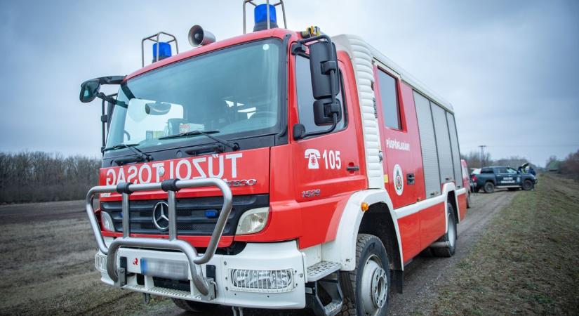 Teljesen terjedelmében égett egy autó, és a tűz egy házra is átterjedt Hajdú-Biharban