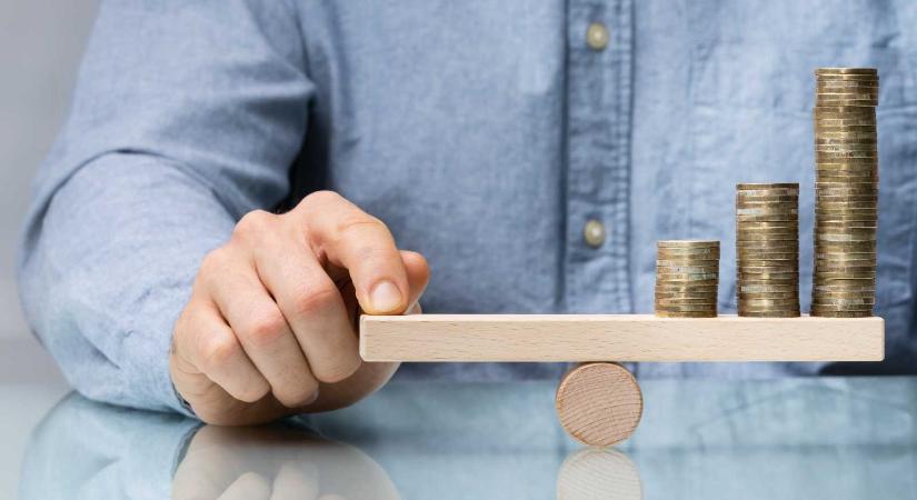 Szakértő: a lej a belpolitikai kockázatok miatt gyengült történelmi mélypontra az euróhoz képest