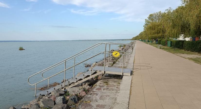Csobbanásra kész a Balaton: már kint vannak a lépcsők az Aranyparton