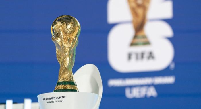 A világbajnokságon már piros lap jár a vitatkozás közben a száját eltakaró játékosnak