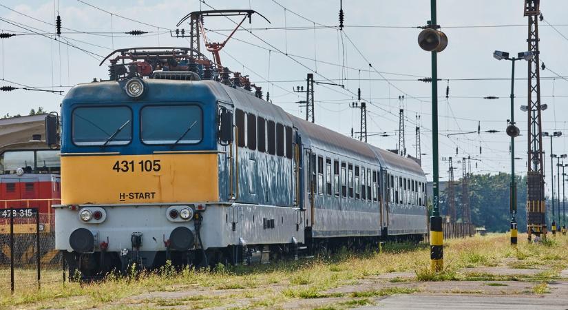 Most érkezett: 450 emberrel a fedélzetén gázolt a vonat Győrnél