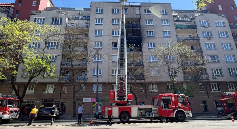 Megrázó fotók: Tombolnak a lángok egy negyedik emeleti budai lakásban