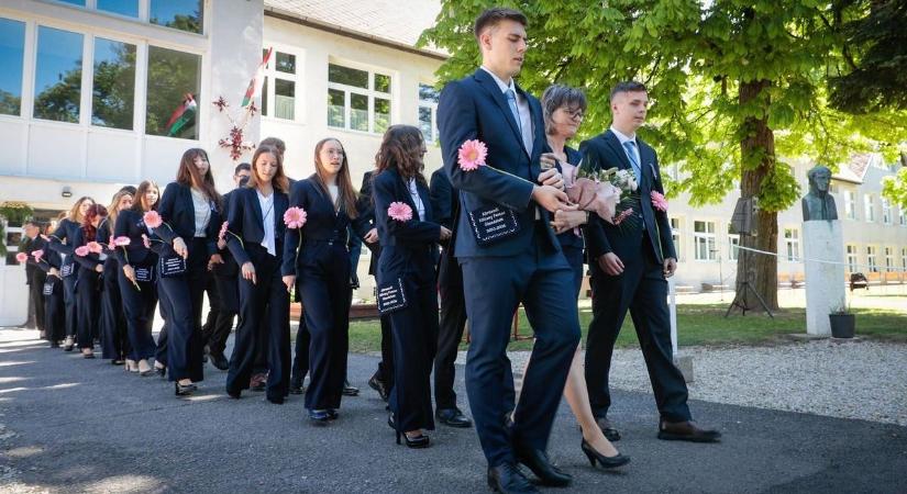 Búcsú: elballagtak a körmendi Kölcsey Ferenc Gimnázium végzős diákjai - fotók