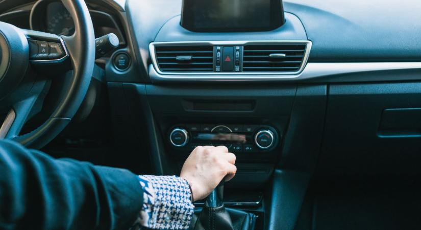 Mit jelent a D betű egy manuális sebességváltós autóban?