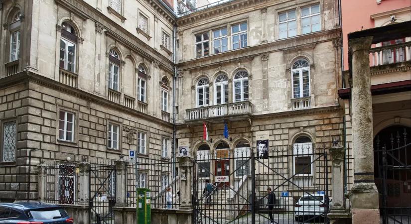 Az SZFE vezetése méltatlan magánperformansznak nevezte, hogy a hallgatói fórumon lemondásra szólították fel a rektort