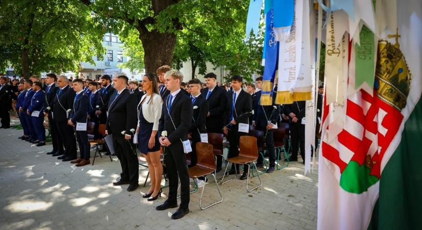 Vége egy korszaknak: több mint kétszáz diák ballagott el az Adyból (galéria)