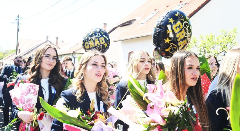 Ballag már a vén diák: elbúcsúztak a Kreatív végzősei Szolnokon – galériával