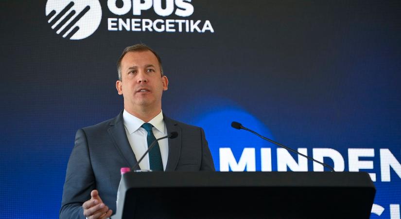 Milliárdok mozognak: osztalékot fizet az OPUS, Mészáros lép