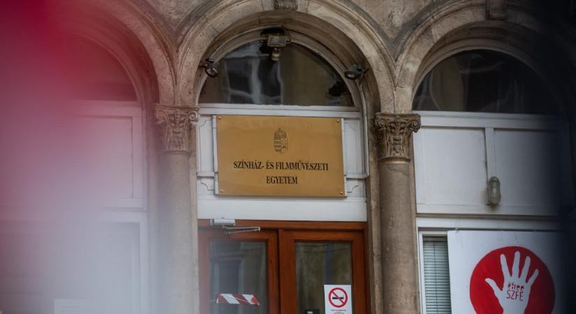 Botrányba fulladt az SZFE fóruma: Két oktató lemondásra szólította fel az egyetem vezetőségét, a hallgatók kisétáltak