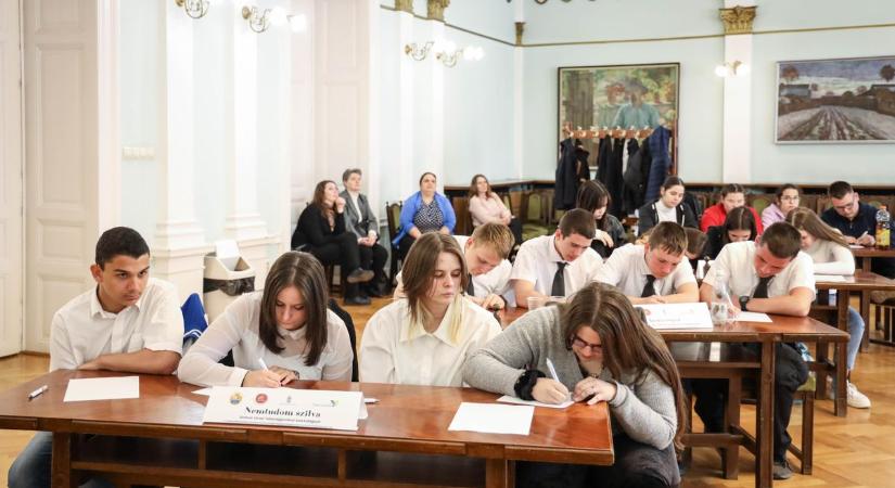 Vakkóstolás és kunhímzés: így keresték a kincseket a vármegyei diákok – galériával