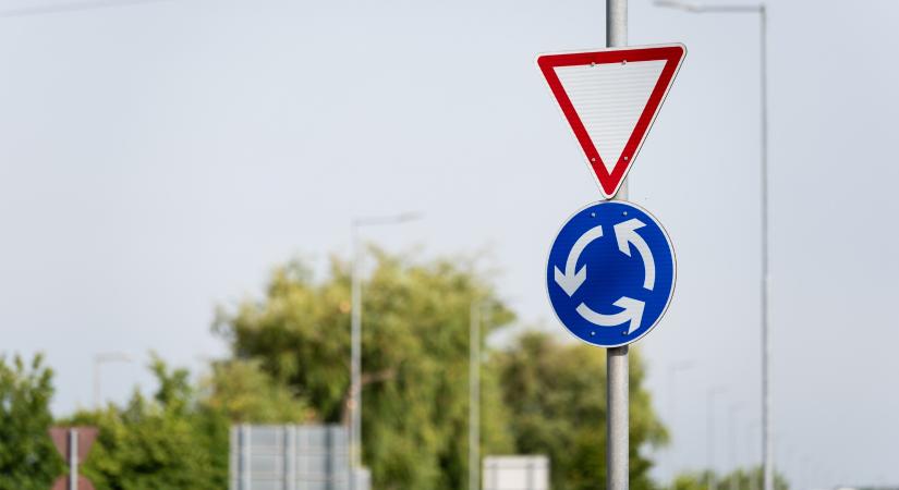 Órákon át körözött a körforgalomban, rendőrök állították meg