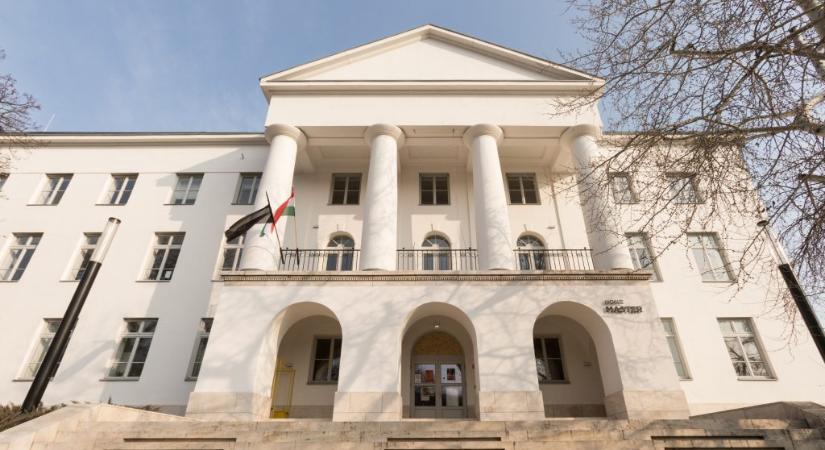 Lemondott az elsőként modellt váltó MOME kuratóriuma és felügyelőbizottsága