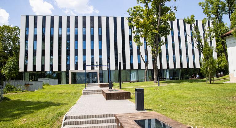 A MOME teljes kuratóriuma bejelentette lemondását