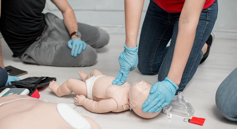 Gyermekelsősegély-programokkal készül anyák napja alkalmából a Magyar Vöröskereszt