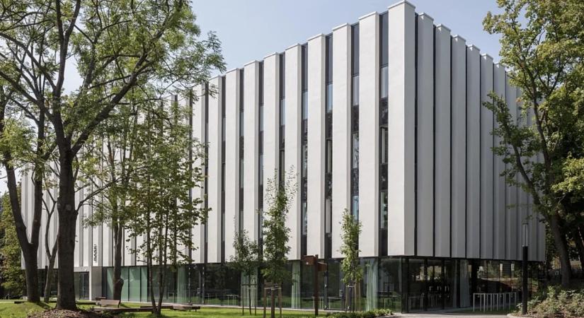 „Indokolt és időszerű változtatások”: két és fél héttel a választások után önként mondtak le BNG-ék az egyetemi modellváltás zászlóshajójának éléről