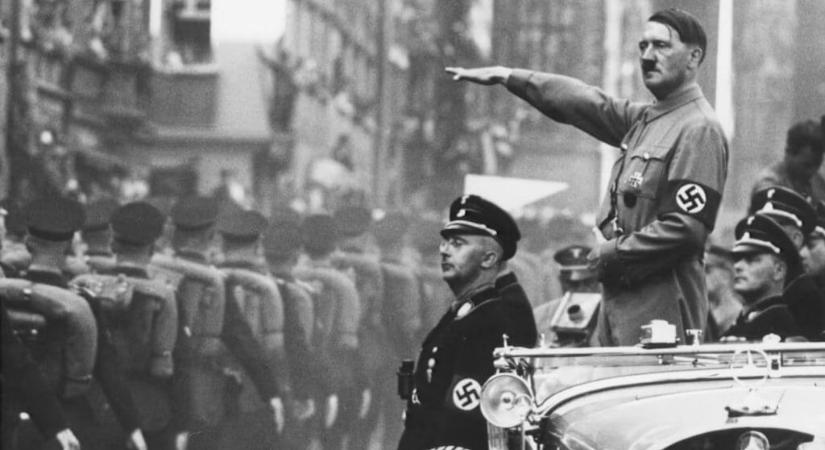 Ezért temették el többször is Hitlert