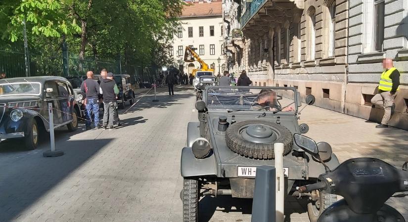 Náci egyenruhások özönlötték el Budapesten a Károlyi-kert környékét, ez a magyarázat - Exkluzív fotók