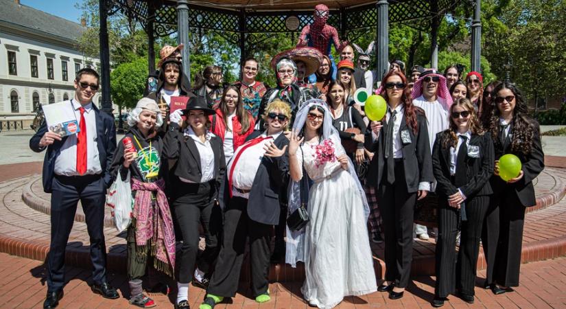 Jelmezek és vidámság: bolondballagás Nagykanizsán